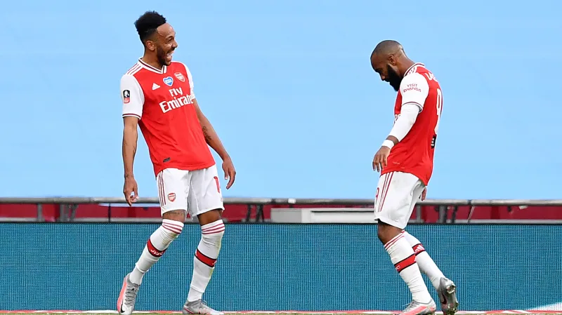 Pierre-Emerick Aubameyang oslavuje gól s Alexandrem Lacazettem