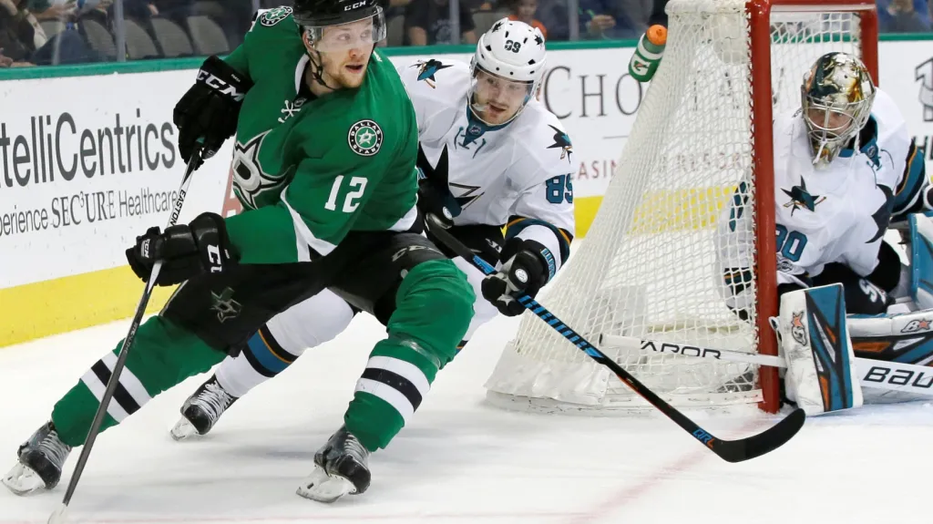 Radek Faksa v dresu Dallasu při útočné akci