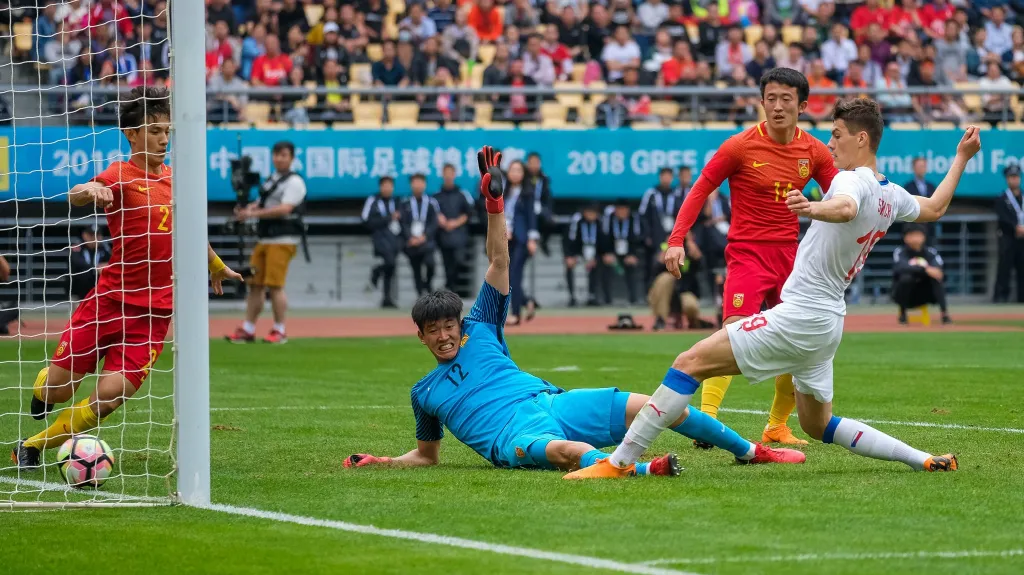 Patrik Schick střílí gól do sítě Číny