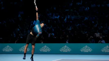 Novak Djokovič podává ve finále Turnaje mistrů v Londýně