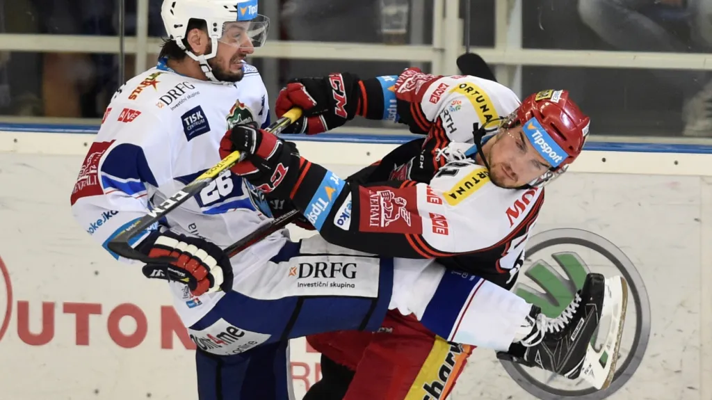 Martin Zaťovič v souboji s Tomášem Knotkem