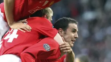 Hráči Manchesteru slaví vstřelení gólu