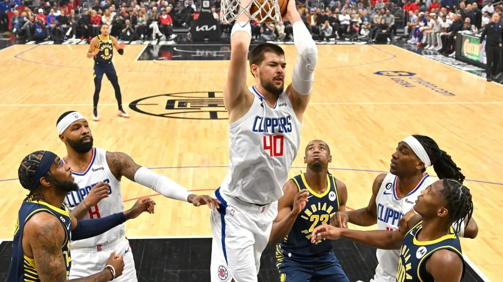 Ivica Zubac v utkání s Indianou