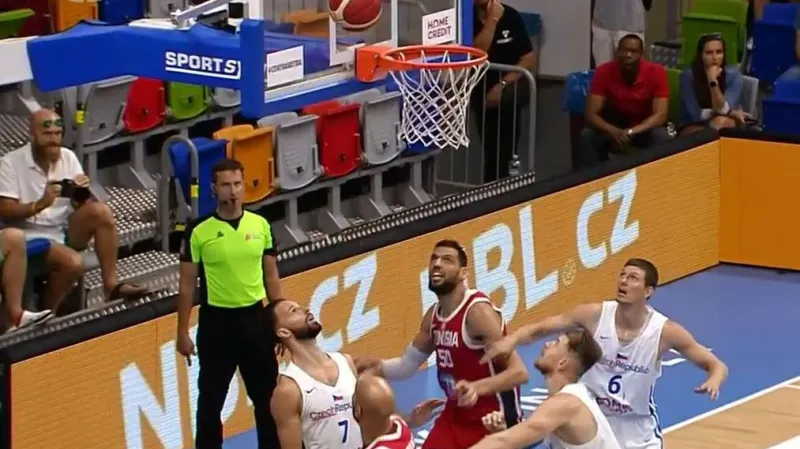 Češi přestříleli Tunisko 80:66 a turnaj v Praze zahájili výhrou