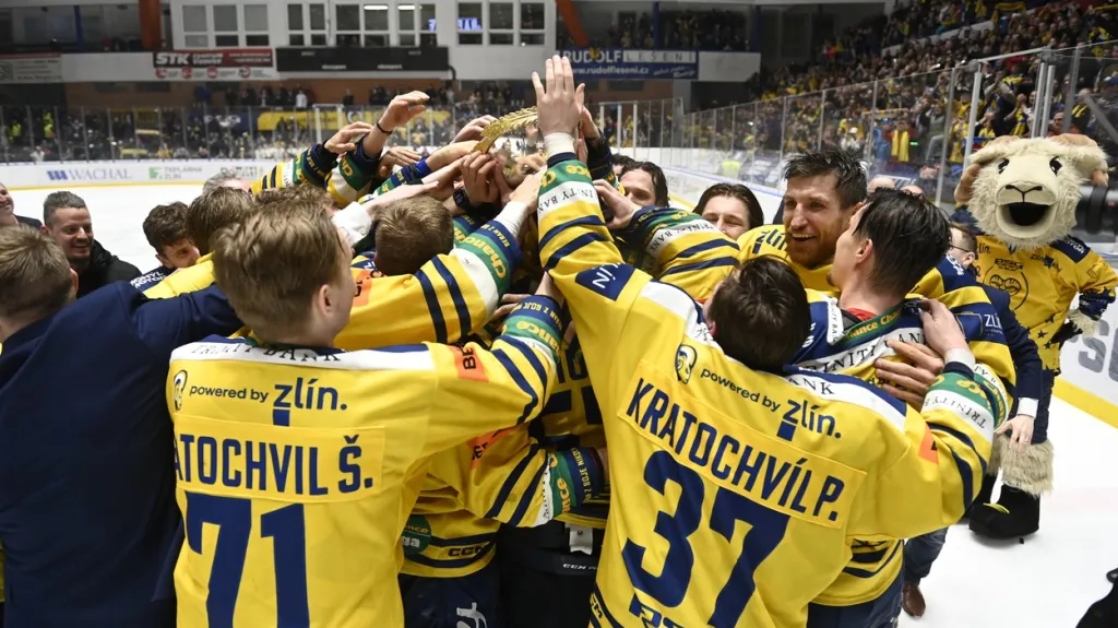Zlínští hokejisté slaví vítězství ve finálové sérii 1. ligy