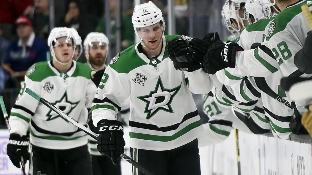 Radek Faksa slaví gól se spoluhráči