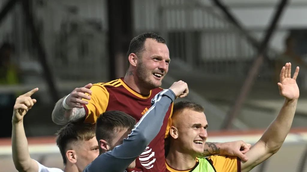 Jakub Řezníček slaví se spoluhráči z Dukly udržení v první lize