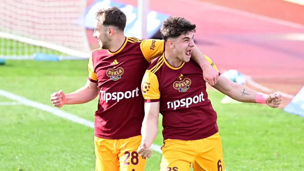 Lukáš Penxa se raduje z první ligové branky