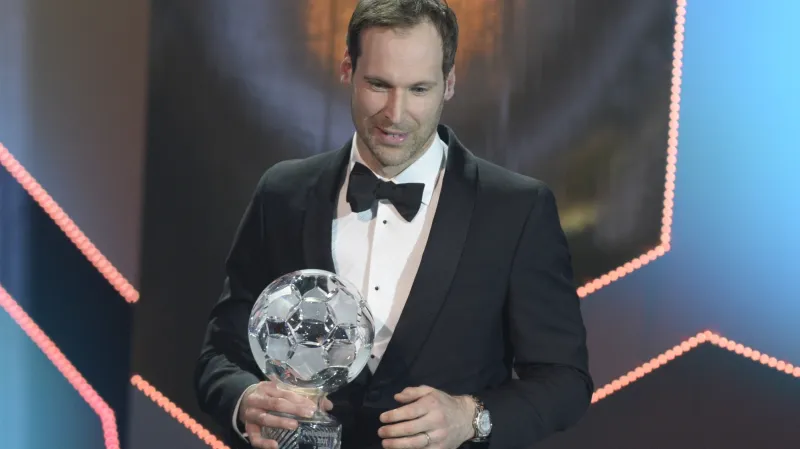 Petr Čech s cenou za druhé místo v anketě Fotbalista roku 2017