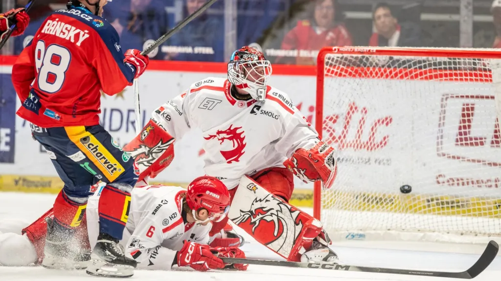 Třinecký gólman Kacetl inkasuje gól v zápase s Pardubicemi