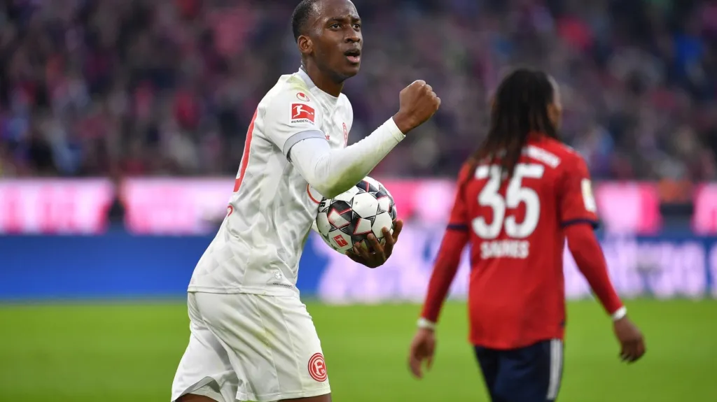 Dodi Lukebakio slaví vstřelený gól proti Bayernu