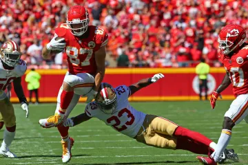 Travis Kelce uniká obraně San Francisca