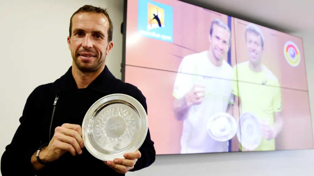 Radek Štěpánek s trofejí za druhé místo na Australian Open