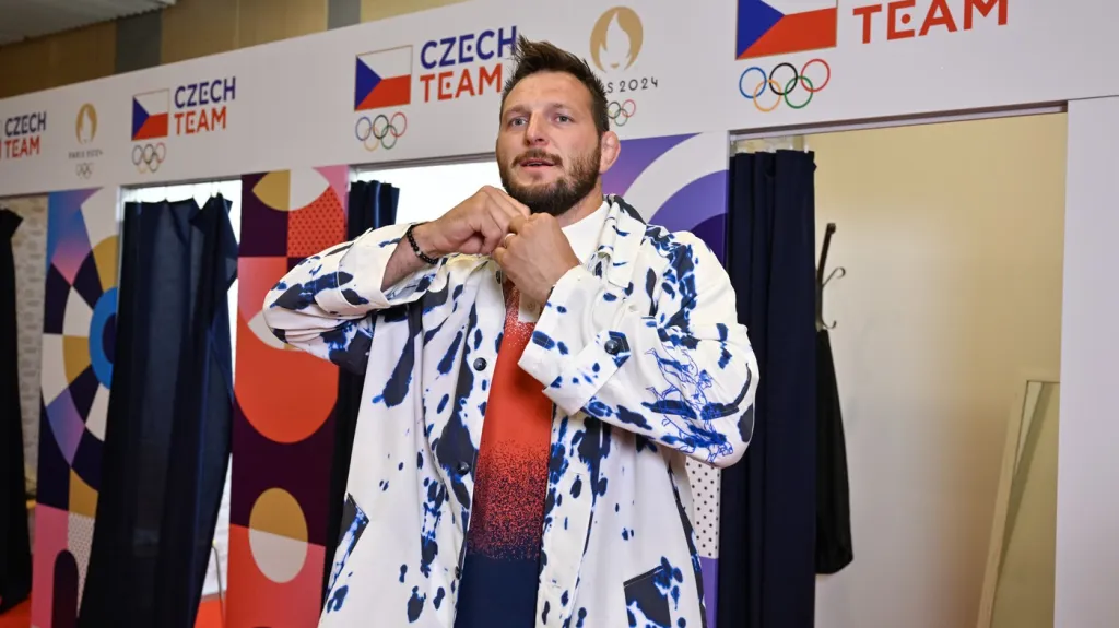 Lukáš Krpálek si zkouší olympijské oblečení