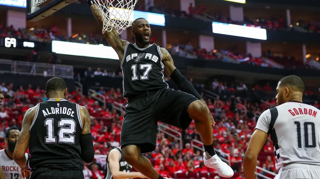 Jonathon Simmons ze San Antonia smečuje do koše Houstonu