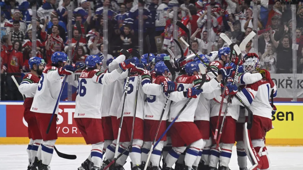 Český tým se raduje z vítězství