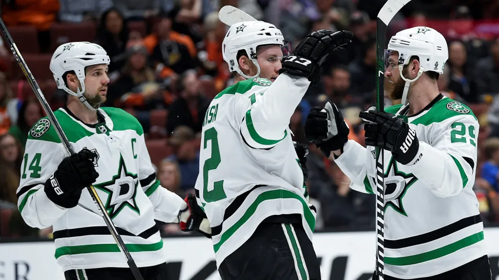 Radek Faksa (uprostřed) se raduje se spoluhráči z Dallasu