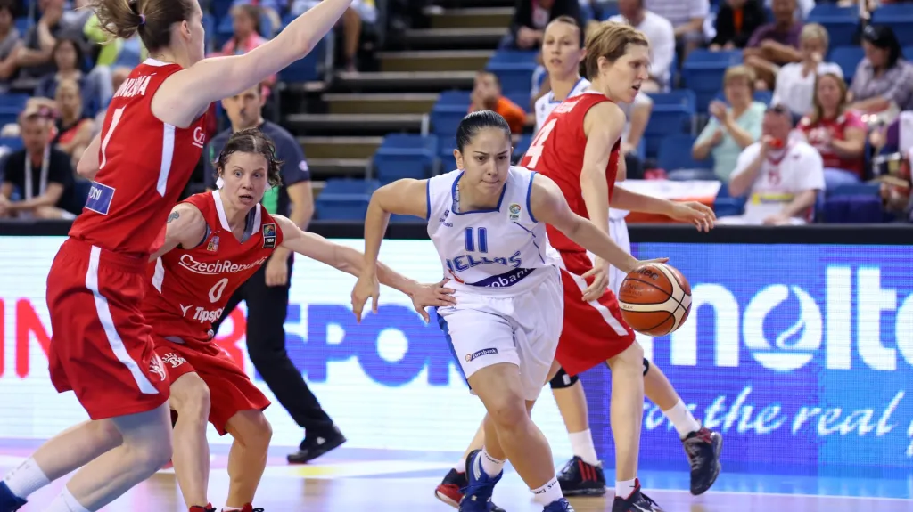 Veronika Bortelová (druhá zleva) se snaží bránit Ioulitu Lymouraovou z Řecka