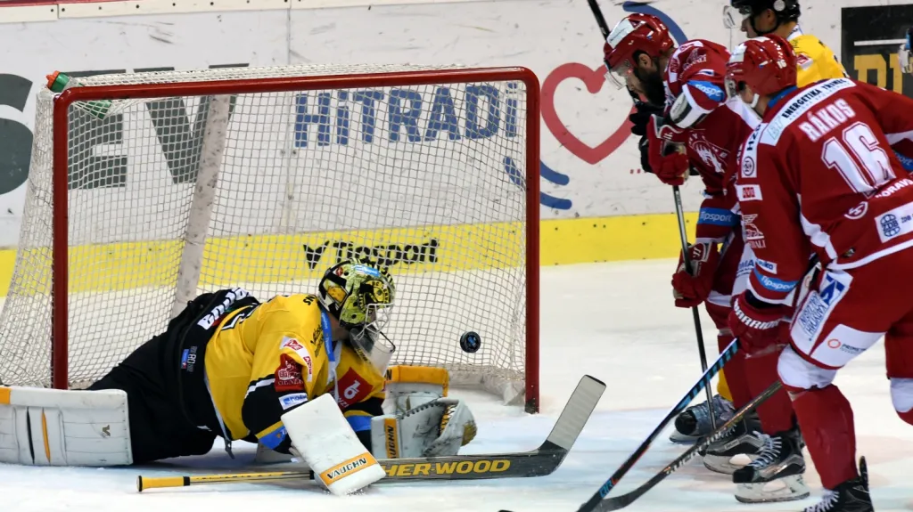 Litvínovský brankář Janus čelí třinecké šanci