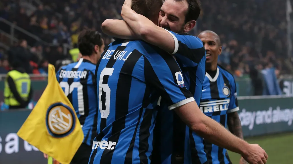 Fotbalisté Interu oslavují gól v milánském derby