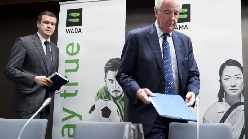 Odcházející předseda WADA Craig Reedie a jeho nástupce Witold Baňka na tiskové konferenci oznámili tvrdé sankce pro Rusko
