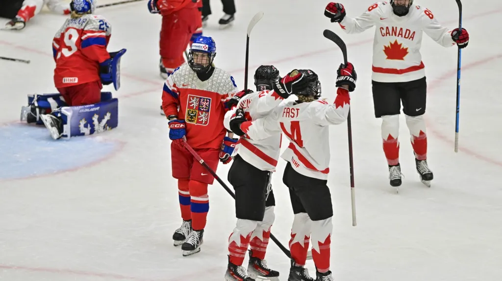Kanaďanky slaví v utkání proti české reprezentaci