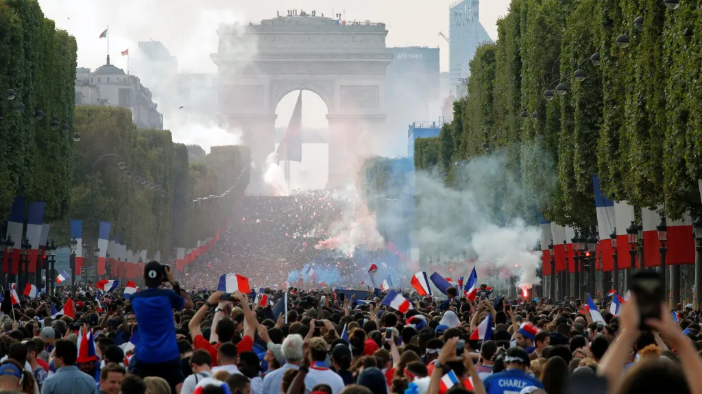 Fanoušci Francie slaví na Champs-Elysées titul mistrů světa