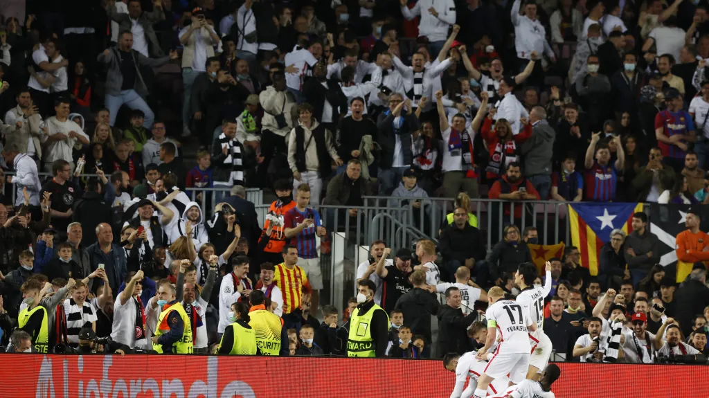 Fotbalisté Frankfurtu se radují z gólu se svými fanoušky na stadionu Barcelony