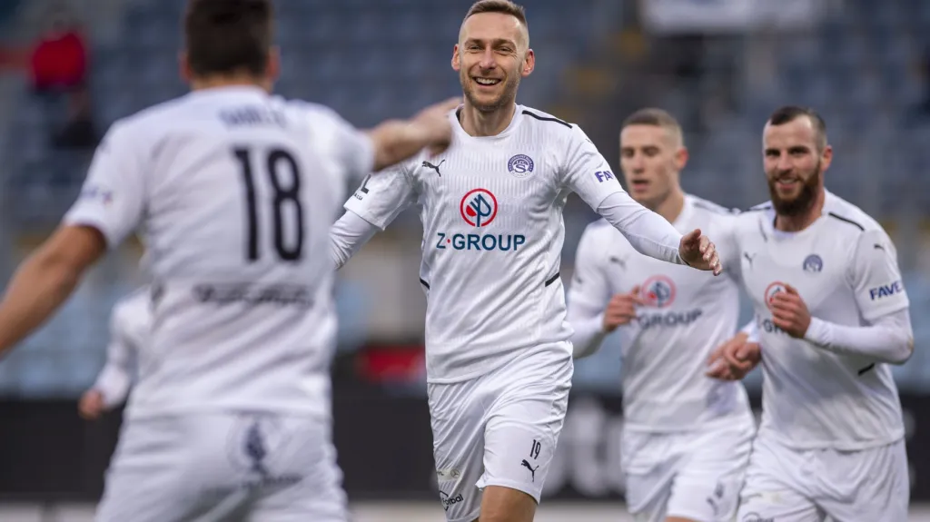 Fotbalisté Slovácka oslavují gól v Českých Budějovicích