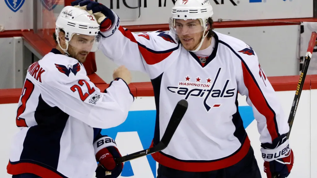 T. J. Oshie (vpravo) v dresu Washingtonu