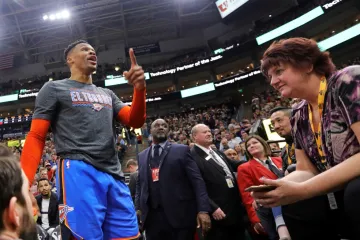 Russell Westbrook křičí směrem do hlediště na jednoho z fanoušků