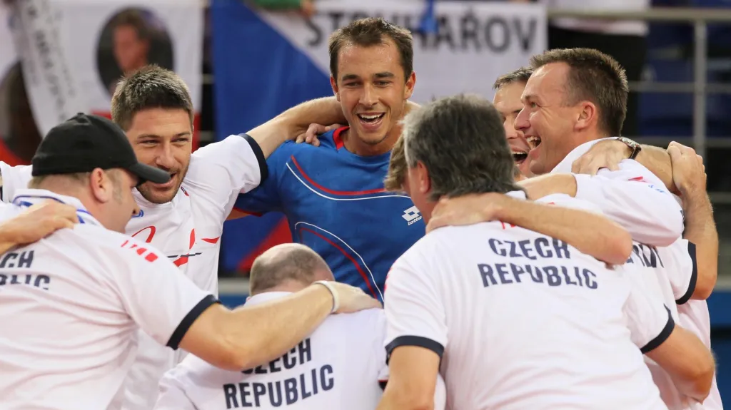 Radost českých tenistů, uprostřed v modrém Tomáš Rosol