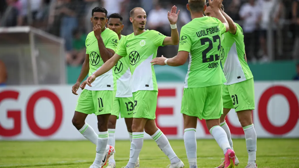 Černý s hráči Wolfsburgu se raduje po gólu