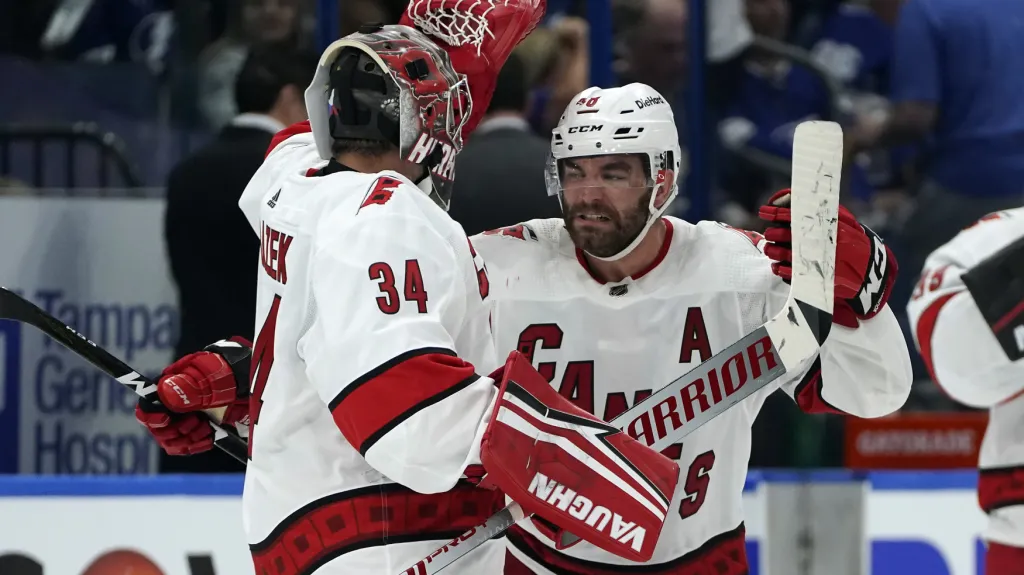 Petr Mrázek slaví s Jordanem Martinookem