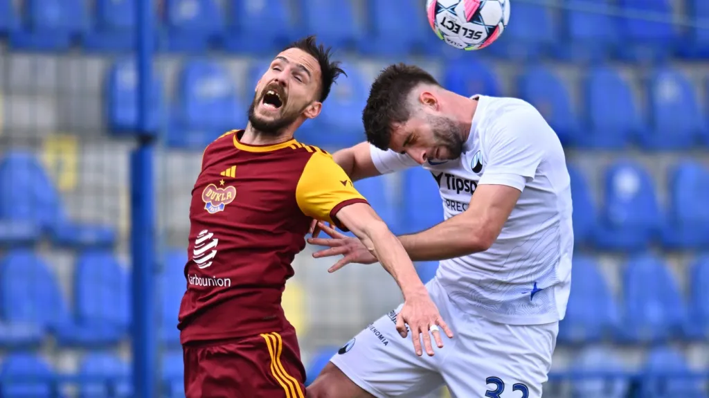 Liberec – Dukla, Mikuš (vlevo) v souboji s Gabrielem