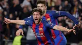 Slavící Sergi Roberto a Gérard Piqué