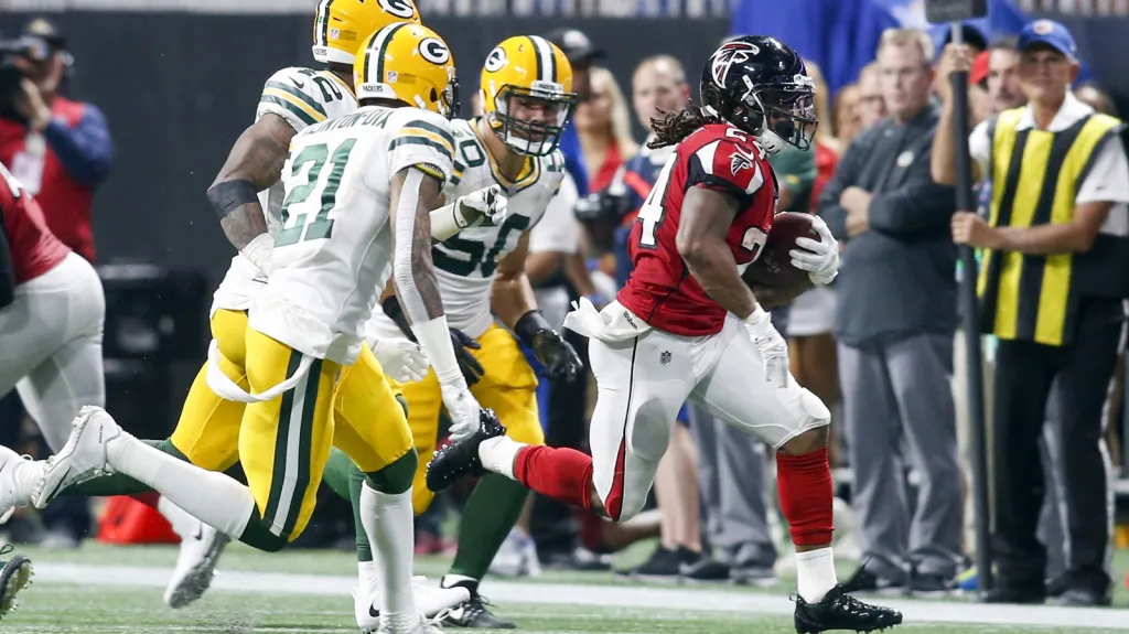 Devonta Freeman uniká obraně Green Bay