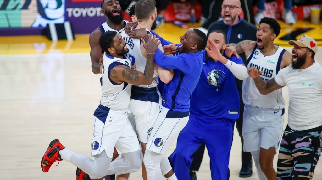 Maxi Kleber v objetí svých spoluhráčů