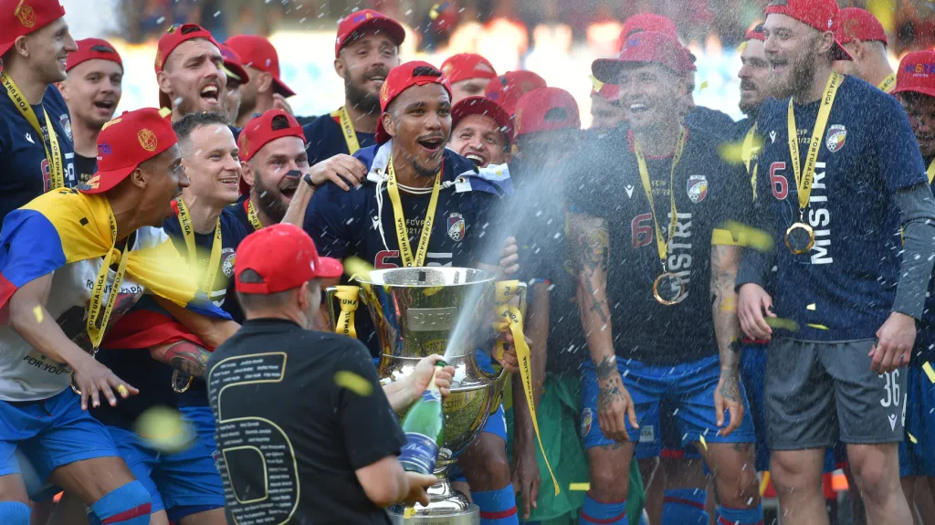 Fotbalisté plzeňské Viktorie převzali pohár pro mistry ligy