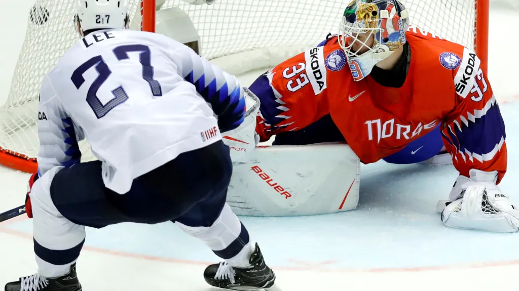 Anders Lee z USA překonává brankáře Norska