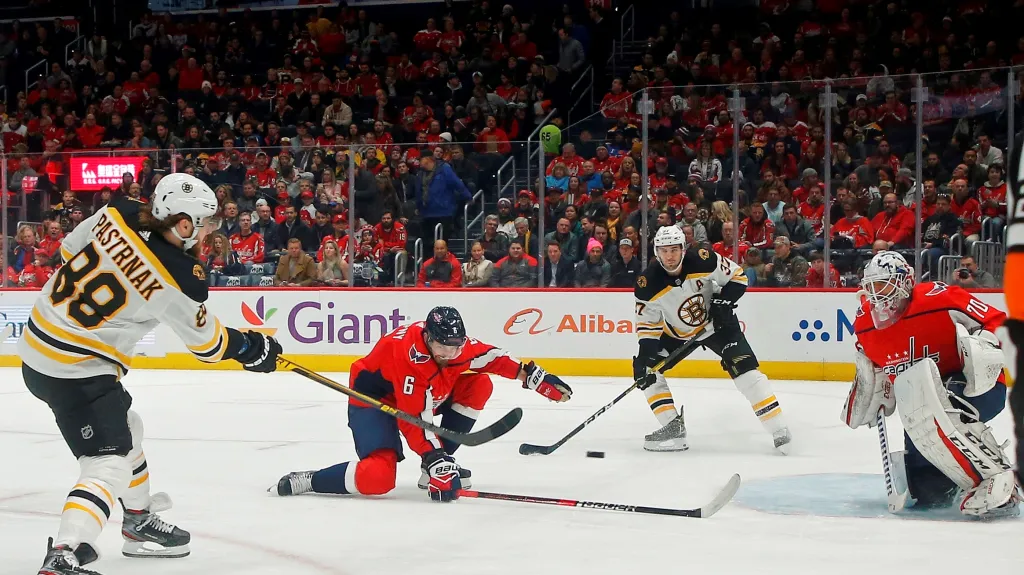 Bostonský David Pastrňák střílí gól do sítě Washingtonu