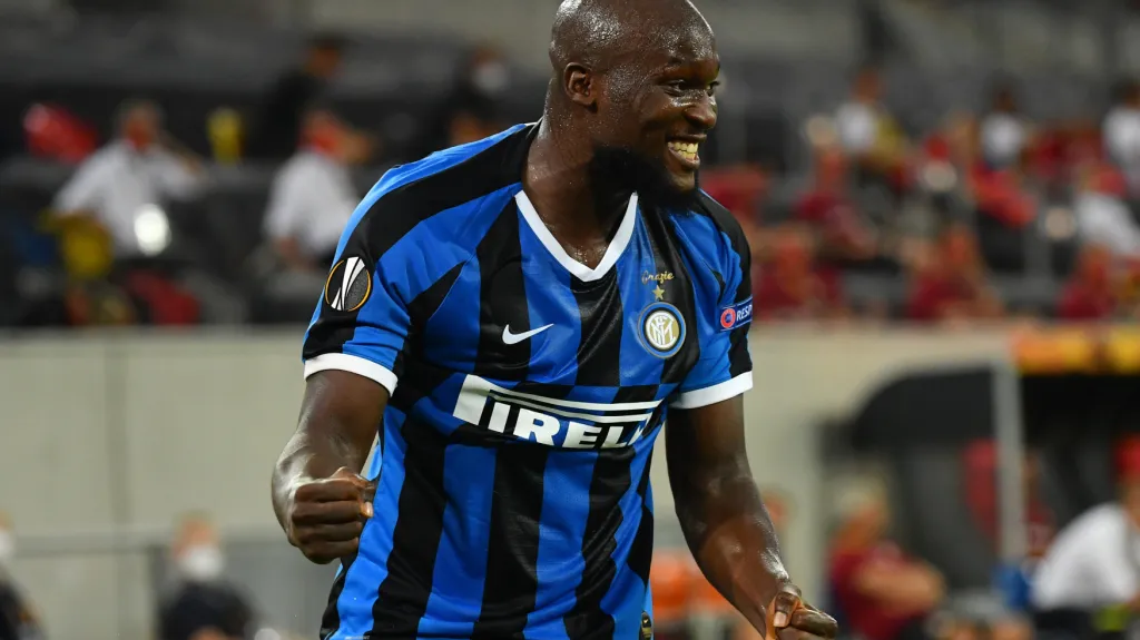 Romelu Lukaku z Interu oslavuje gól v Evropské lize