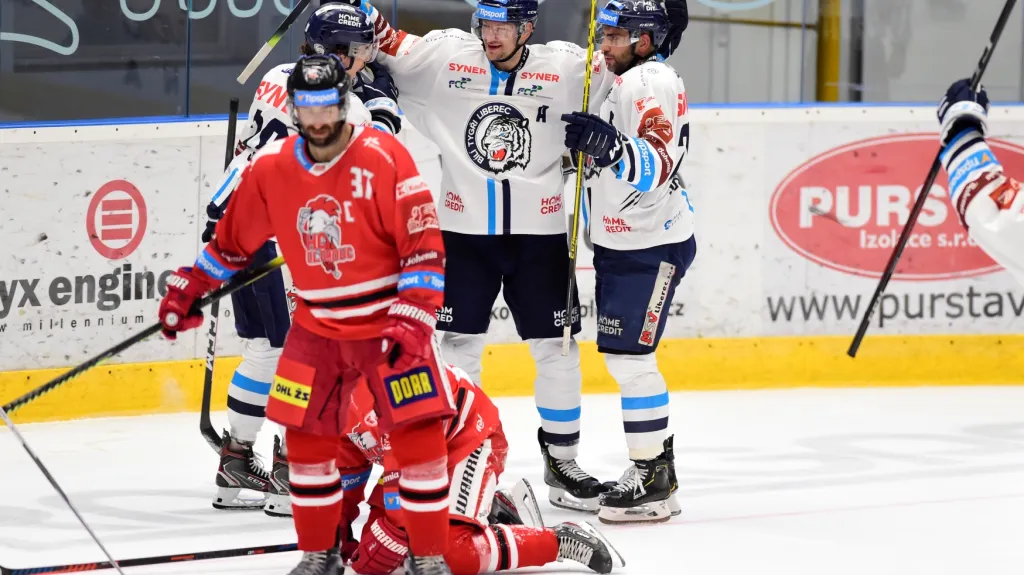 Hokejisté Liberce oslavují gól v Olomouci