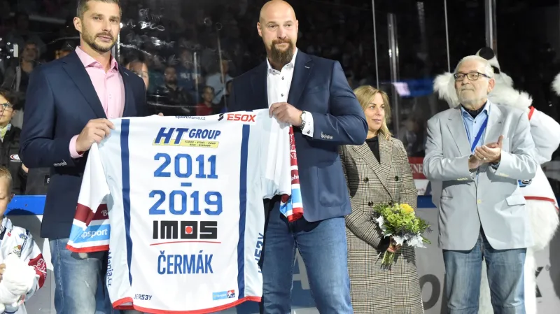 Bývalý kapitán Komety Leoše Čermák dostal památeční dres od majitele Libora Zábranského