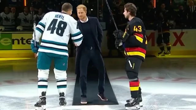 Před utkáním San Jose s Vancouverem vhodil slavnostní buly princ Harry