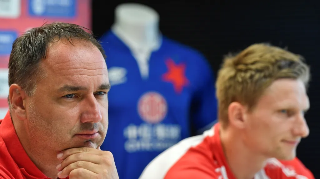 Trenér Slavie Jindřich Trpišovský (vlevo) a kapitán Milan Škoda