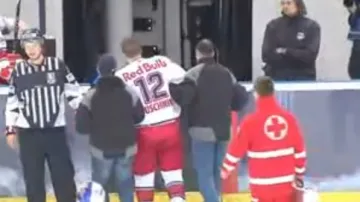 Zraněného Puschnika odvádějí z ledu