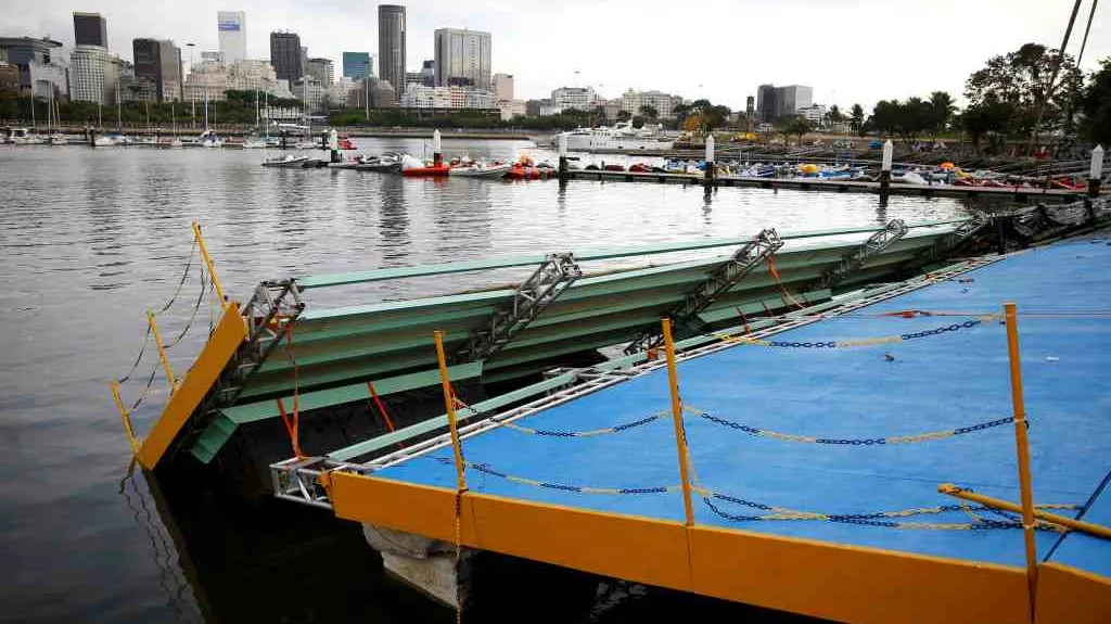 Zborcené molo v Marině di Glória