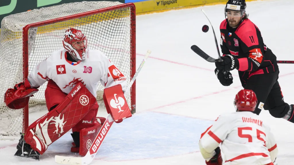 Sparťanský útočník Kryštof Hrabík zakončuje ze vzduchu proti Třinci