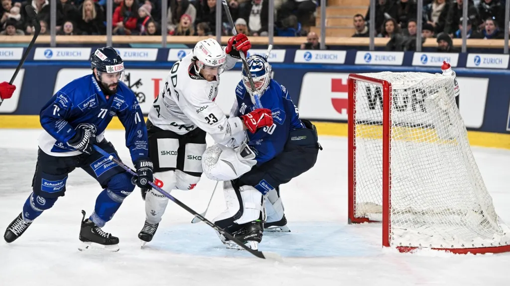 Pardubický Lukáš Sedlák před brankou Ambri-Piotta při duelu Spengler Cupu